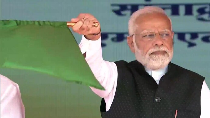 प्रधान मंत्री मोदी ने दी २ वन्दे भारत ट्रेनों की सौगात , दिखाई हरी झंडी ..