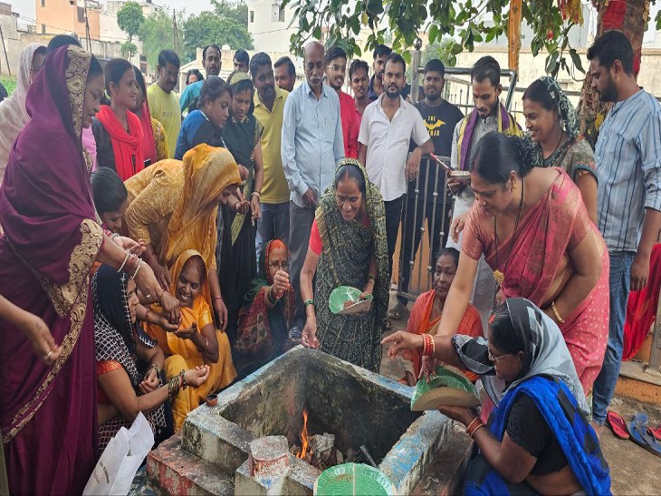 इस बार गंदे और बदबूदार पानी में अर्घ्य देंगी महिलाएं,कुरुद नकटा तालाब गंदगी और जलकुंभी से पटा, महिलाओं ने किया सदबुद्धी यज्ञ…