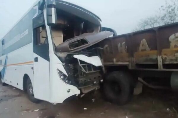 दर्दनाक सड़क हादसा : बालोद में यात्रियों से भरी बस ट्रक से टकराई, एक की मौत, आठ घायल…