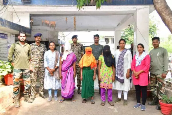 गढ़चिरौली पुलिस और सीआरपीएफ की संयुक्त कार्रवाई: पांच नक्सली हथियारों के साथ गिरफ्तार…
