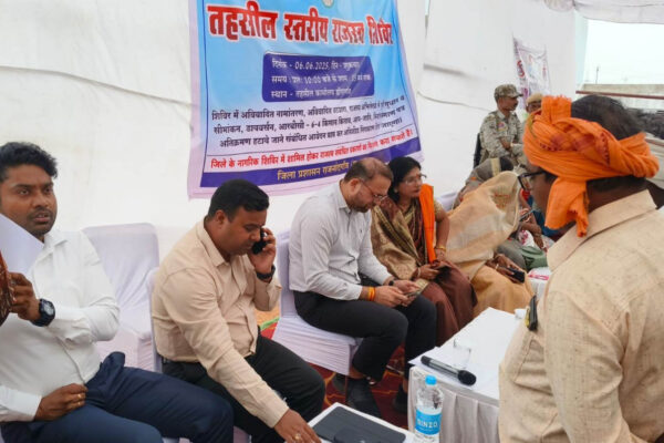 राजनांदगांव : डोंगरगांव में आयोजित राजस्व शिविर में 329 मामलों में से 75 का त्वरित निराकरण, 15 किसानों को मिली किसान किताब…