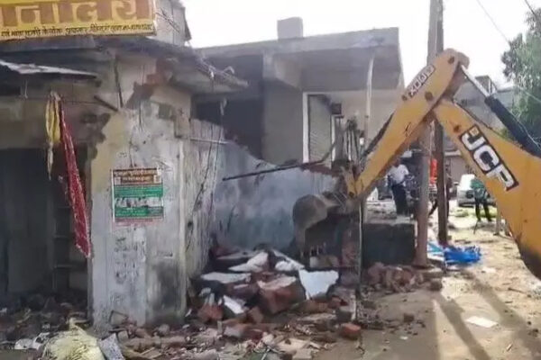 सूरजपुर में अवैध अतिक्रमण पर चला प्रशासन का बुलडोजर, दर्जनों दुकानें और मकान हटाए गए…