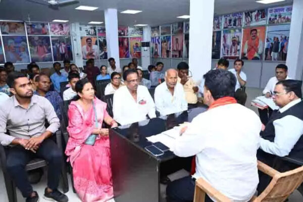 शहीद जवानों के परिजन पहुंचे गृहमंत्री निवास, अनुकंपा नियुक्ति व पेंशन की उठाई मांग…